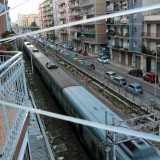 Si chiama Antonio e ci dice che vorrebbe tanto andare via di qua. Magari saltando su uno di quei treni che ogni giorno, ad ogni ora, � costretto a veder passare